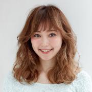 愛され度MAXのミディウェーブは、ミルクティーベージュと透け感バングがカギ |