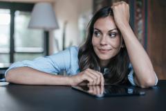 怖い顔って言われない？「眉間のしわ」をなくすための美テク10選 -