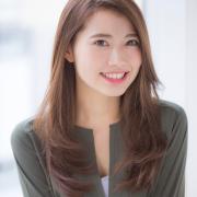 ストレートロングを軽やかに見せる“前上がりレイヤー”で、おしゃれ清楚な大人女子に