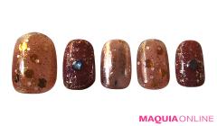 あたたかなブラウンを効かせた、ロマンティックな雪の「ホログラム」ネイル |