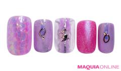 オーロラ風の輝きが眩い！ ファンシーで近未来的な「くすみパープル」ネイル |