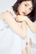 浜辺美波さんが色っぽメイクに挑戦！ イヴ・サンローランのパープルリップで大人っぽさを