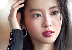 ラデュレのパープルリップに合わせるのはピュアな青みピンクチーク！ |