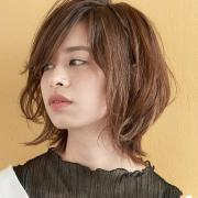 ラフさと色気が交錯する、大人おしゃれな外ハネレイヤーボブ |