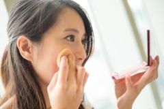 乾燥肌にこそファンデは必要!?プロが教える正しい使い方 | ビューティーガールからの美容・