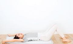 下半身ストレッチ｜寝ながらできる！お腹やお尻、脚をすっきりダイエット |