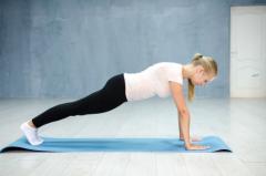 下腹シェイプ＆くびれをつくる！くつ下スライドワークアウト | ビューティーガールからの