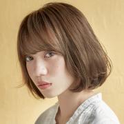 自然体でおしゃれ見えするオリーブカラー×シンプルボブ |