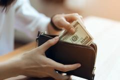 月末はいつもピンチ…！金欠女子に当てはまる行動7選 -