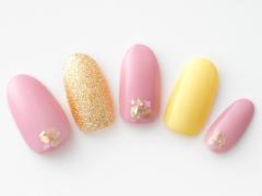 【365日ネイル】イエローを合わせて春を満喫♪可憐な花々をイメージしたピンクネイル |