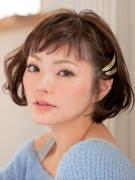 ボブ×パーマスタイルの簡単ヘアアレンジ12選｜結婚式や毎日のお仕事に！ |