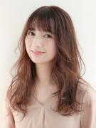 上品な華やかさが春っぽい！ リバース×外ハネのふんわり巻き髪ロング |