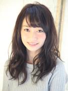 ダークカラーでも柔らかく見える！ アイドル級の黒髪セミロング |