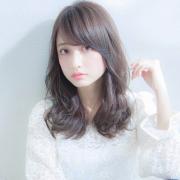 セミロングは、長め前髪＆大きめカールで、抜け感ある大人フェミニンに |
