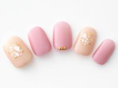 【365日ネイル】ベージュとピンクを春らしく♪花びらが舞うようなツートンネイル |