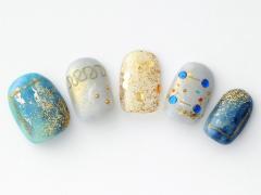 【365日ネイル】ブルーとゴールドの“こなれコンビ”でワンランク上の大人な手元に｜クリ
