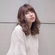 厚め前髪×浮遊感のあるセミロングは、カジュアルフェミニン＆小顔見せ！ |