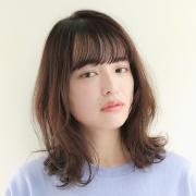 軽さと透け感で春を呼ぶ、大人キュートな小顔ウルフミディ |