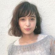 ちょっぴりワイドな前髪のミディは、ゆるふわカールで大人フェミニンに！ |