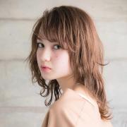 流し前髪×たっぷりレイヤーで、動きのある大人の”こなれミディ”は春夏におすすめ！ |