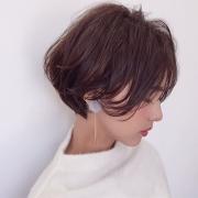 パーマをかけたショートヘアなら女性らしさも満点♪ |