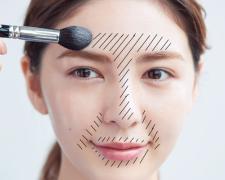 セミマットパウダーの部分使いでナチュラルな透明ツヤ肌に！｜ブルべ肌のベースメイク