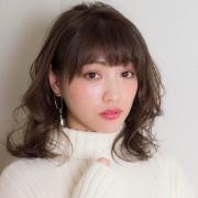 セミロング×パーマ【前髪あり】のヘアカタログ｜強めカールのデジタルパーマ、毛先ワンカ