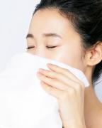 小鼻の角栓を除去する方法｜美容家たちに聞いた毛穴奥の汚れや角質をスッキリ除去する方