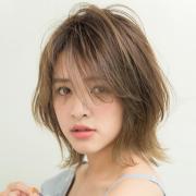 ラフな色気がグッとくる、シースルーバング×レイヤーの抜け感ボブ |