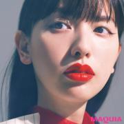 この春、えみが注目！ マニッシュにつけこなす朱色リップメイク |