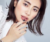 ブラックネイルでスパイシーに！ 人気H&M中山友恵さん発・ほのモードな春顔メイク |