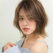 “うざバング”＆たっぷりレイヤーで、今どきミディはとことんカジュアルが正解！ |