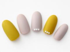 【365日ネイル】マスタード×グレージュのこなれカラーを柔らかな雰囲気に |