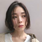 重めボブは前髪センターパートで女性らしく。ふんわり毛束感＋ラフな動きで今どきに！