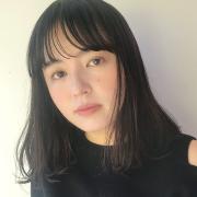 ダークカラーで仕上げる、揺れ感たっぷりのスリークミディスタイル |
