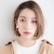 外ハネ×内巻きが今っぽい！ 浮遊感仕上げのシースルーボブ |