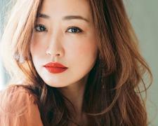 神崎恵さん 白桃肌の正体――その透明感は、計算ずくの“独自メイク”にあり |