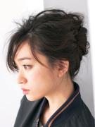 夜会巻きヘアアレンジ｜結婚式におすすめのアレンジやカジュアルダウンした夜会巻きのま