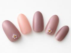 【365日ネイル】品良く柔らかく…女度UPの“今っぽ”レーズンカラーネイル |