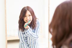 塗るだけで白い歯に！？4分に1本売れてる「ホワイトニングペン」が凄い♡ -