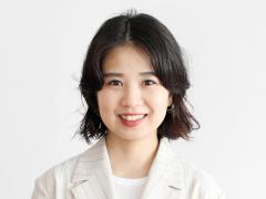 クセ毛をおさえて小顔効果も！オールバックスタイル｜マニッシュなまとめ髪でボリューム
