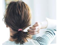 ヘアゴム２色使いでパリシックに♪アイディア勝負の簡単こなれヘアアレンジ |
