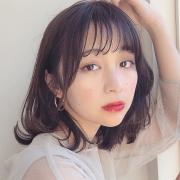 くびれ×外ハネカールの女っぽミディアムで、上質な色気を放ってみて！ |