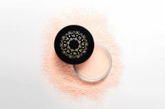 上品見え確実♡いまどきツヤ肌、キラ爪は「金箔」をオン -