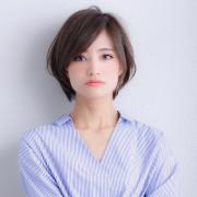 女らしさが漂う黒髪ショートボブ｜ツヤ感のある黒髪で大人っぽく！40代女性・丸顔・前髪な