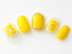 【365日ネイル】ポップなイエローを“抜け感＋なじみゴールド”で大人仕様に |
