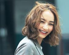 外国人風ウェーブはストレートアイロンで作る！伸ばしかけ髪で作るラフな波巻きヘア |