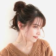 ゴムで結ぶから崩れにくい、ミディアム専用のクイックシニヨン |