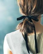 リボン&ヘアピアスで流行感度アップ！不器用さんでも簡単な時短おしゃれヘア |