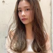 前髪なしのレイヤーロングは、“ほつれ感”プラスで今どきの色っぽ美人に |